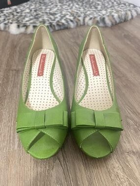 Jonie Women’s Green Peep-Toe Bow Flats By B.A.I.T.